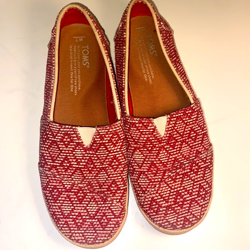 TOMS | Avalon's | Red and off white |  TOMS | size 7 | EUC